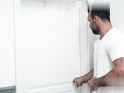 诱人的少女不介意在饥渴的爸爸面前露出她的屁股 直接奖励爆操打桩