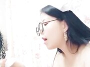 长发飘飘的美少妇 黑框眼镜 戴着护士帽 炮友家里啪啪大秀 口交