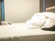 这次是年轻小妹妹 20岁 小骚逼一开始挺矜持 挑逗许久推倒 逼逼好紧干着真开心