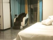 这次是年轻小妹妹 20岁 小骚逼一开始挺矜持 挑逗许久推倒 逼逼好紧干着真开心