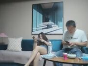 公寓约炮马尾辫婴儿肥漂亮兼职妹在沙发上草