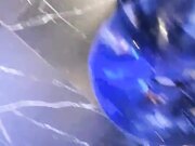 戴着跳蛋勾搭吃宵夜小哥哥打炮 一路潮吹喷水情趣制服在酒吧厕所开战