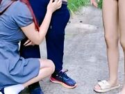 俩年轻嫩妹户外打野炮 争着吃鸡巴舔蛋 输了被罚做俯卧撑