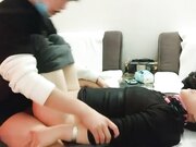 小伙大战熟女人妻 急不可耐衣服都不来不及脱完 扑倒在床上开始插入