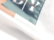 双飞两个水手服学生妹，露脸好骚迷人的大奶子，享受两个骚逼的口活服务