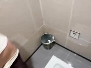 姐弟乱伦_会喷水的亲姐姐_网吧里跳蛋调教姐姐直接在厕所打炮，水汪汪骚穴玩喷尿又湿又滑后入内射