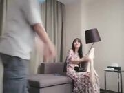 活泼可爱又漂亮的连衣裙美女酒店被平头哥扒掉裙子床上激烈抽插 骑在身上互舔口交