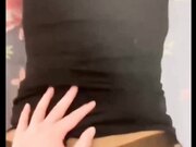 淫荡人妻打着电话操着逼