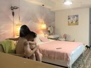 酒店约炮年轻苗条长发卖淫女侧入深插妹子有些吃不消