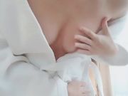 住宾馆无聊自己拿着水果黄瓜玩