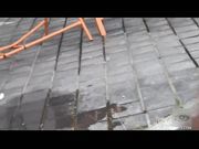 街头撒尿被人跟拍不要脸的少妇