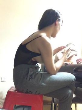 模特李好好与三个土豪打牌 输一次脱一件太刺激了 连裤子都输掉了 国语对白