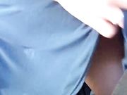 騷貨在車內用排挡器疯狂插屄