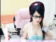 清纯可爱的缅甸妹子穿着情趣装直播 忍不住想操她