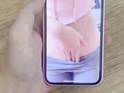 我成为了继母的网恋对象，继母网恋不知道是我，居然还跟我裸聊！趁她做瑜伽的时候打视频，让继母给我看她的