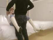 魔鬼身材紧身牛仔裤高靴性感外围女酒店和土豪小哥开房时被操的太猛受不了