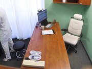 医生为病人进行阴道检查仪器不好用只能上大鸡巴检查了