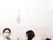 三女一男淫乱大派对 这男的有福了 三个女的伺候他一个