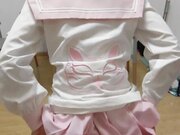 粉粉小厨娘做饭时被爸爸抱腰后入，小白袜玛丽珍鞋 超可爱的LO裙小女仆，又是被主人中出的一天