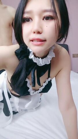 顶级颜值极品小妞女仆装啪啪 特写舔弄大屌口活很棒 撩起内衣露奶子 主动上位骑坐