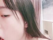 刚下海清纯小美女情侣双人秀 细长美腿足交 穿上白丝更有感觉 怼着镜头吸吮舔屌