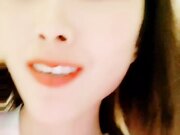 晴儿宝贝~给哥哥口舔了那么久~都硬不起来~真想一口吃掉它！求操~BB瘙痒难受~狼友们快来艹死她！