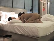 深夜场约了个高颜值大长腿嗲嗲妹子，蹲着口交舔弄上位骑乘侧入抽插操！