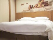 齐逼小短裤按头口交非常熟练，特写扣穴站立后入撞击