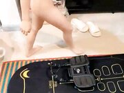 疯狂姐妹花全程露脸一起伺候大鸡巴，69口交棒棒哒，看好姐妹激情上位被草，浪叫呻吟不止，精彩刺激不要错过