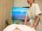 害羞的女按摩师无法抗拒客户的大鸡巴用骚逼来继续帮大鸡巴按摩