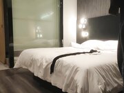 2000网约极品小少妇，妩媚风骚，情趣黑丝，白嫩翘臀