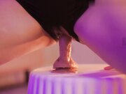 今晚我独自享受，假屌沾满润滑液，身体不停颤抖，淫水滴满椅子