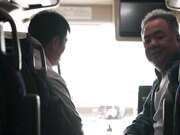 被逼用身体负责的美女巴士导游 精力旺盛老爹乘客们插不停的大乱交1