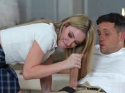 穿着短裙的熟女按摩时被技师的鸡巴暴力抽插并导致性高潮最后内射