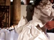 丰满熟女回到她的婚礼当天和她与丈夫的硬核性爱婚礼派对