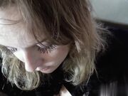 继子在发现丈夫是同性恋后在万圣节安慰继母用大鸡巴补偿妈妈的骚穴