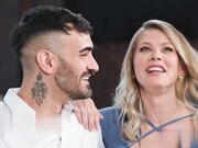 娇小的性瘾辣妹得不到满足当着老公的 用她的骚穴疯狂的吞噬了巨大的黑人鸡巴