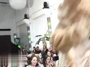 跳舞的脱衣舞娘和性感的淫荡女士等待展示她们的吸吮技巧和内射深度