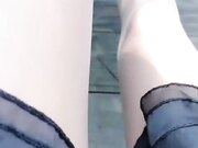 晨起公园锻炼搭讪性感连衣裙美女到路边小道打野战 路上人来人往女说 有人要来了