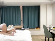 跨年礼炮淫新年 娇俏少妇秀色可餐