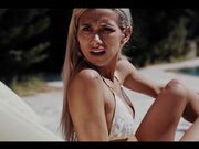 摄影师的优待名人瑜伽色情明星在她的豪宅里抽插自己以换取摄影的费用