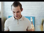 摄影师的优待名人瑜伽色情明星在她的豪宅里抽插自己以换取摄影的费用