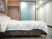 高端甜美外围小姐姐看看奶子隔着衣服揉捏舔屌翘起双腿揉穴骑乘扶着屁股后入