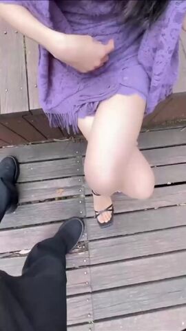 周末带着继母去山里我掀起她的性感蕾丝没想到继母居然连内裤都没穿最后无情内射