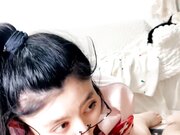 黑丝露脸情趣小护士装的骚少妇伺候大鸡巴，乖巧听话深喉口交，激情上位性爱椅，高潮冒白浆把自己抠尿真刺激