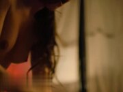 继女被她的继父和他的巨根硬鸡巴放在她的骚逼上要挟她