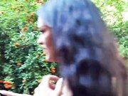 在柏林市中心与拉丁熟女进行无套的危险露天性行为