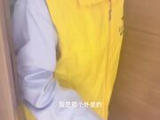 忽悠来送餐外卖女骑手 帮忙试穿情趣内衣 勾引丝袜女骑 给自己足交舔屌无套内射