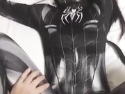 暴草前凸后翘极蜘蛛侠开裆装美女 极品女神剪开牛仔裤无套啪啪