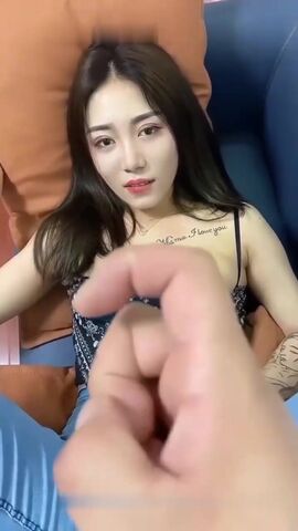 暴草前凸后翘极蜘蛛侠开裆装美女 极品女神剪开牛仔裤无套啪啪